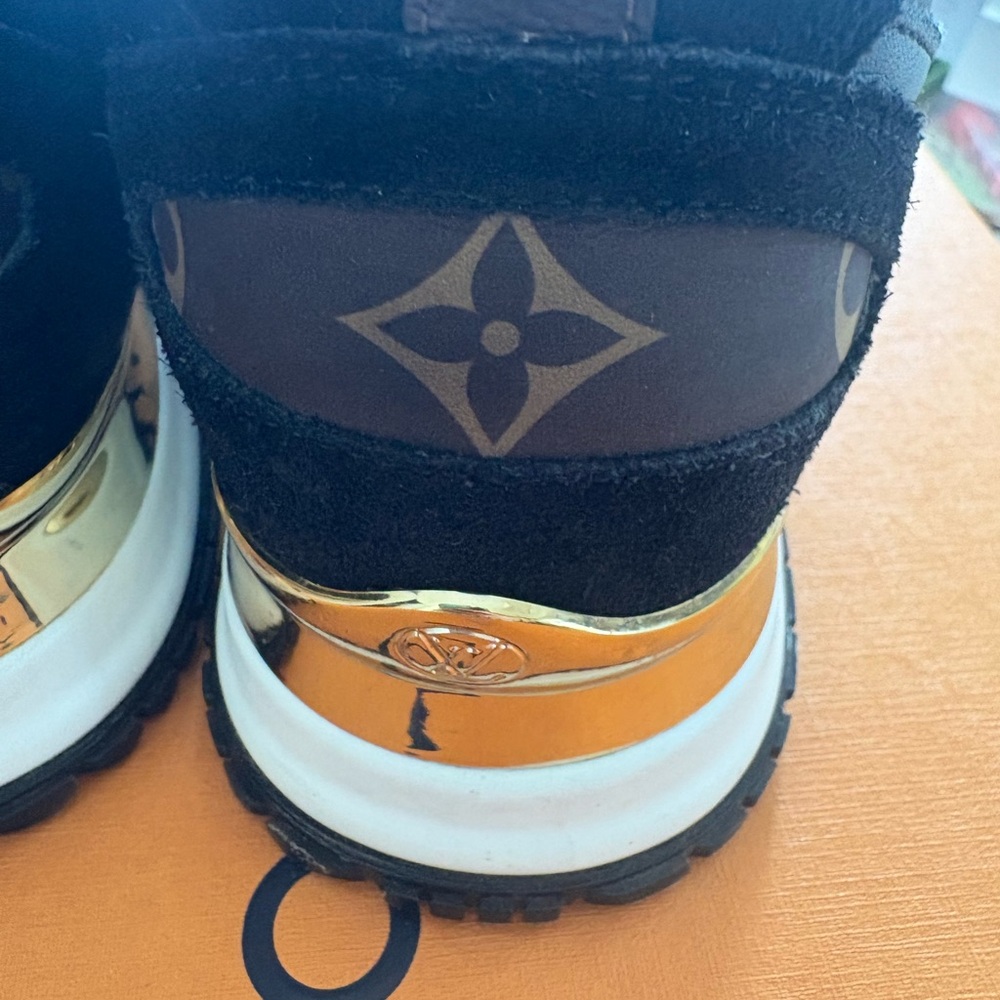 EUC- Iconic Louis Vuitton Runaway model Monogram Sneaker, 7.5 - Picture 8 of 14